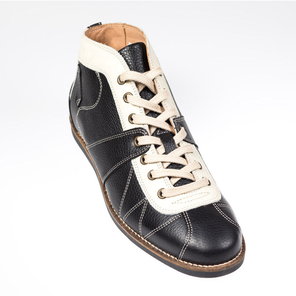 "The Kicker" - black/white